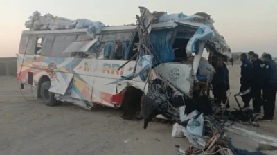 ایم-8 ہائی وے پر مسافر کوچ حادثے کا شکار، 8 افراد جاں بحق، 30 زخمی