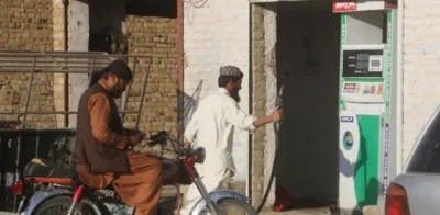 گوادر: بلوچستان میں ایرانی پیٹرول (اسمگل شدہ ایندھن) کی قیمتوں میں نمایاں اضافہ ریکارڈ کیا گیا ہے، جہاں بعض علاقوں میں فی لیٹر قیمت 170 سے 180 روپے سے بڑھ کر 200 سے 210 روپے تک پہنچ گئی ہے۔