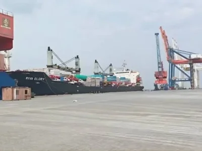 گوادر بندرگاہ پر بحری سرگرمیوں میں تیزی؛ ابوظبی اور کویت کا سامان لیے ایک اور بڑا بحری جہاز لنگر انداز
