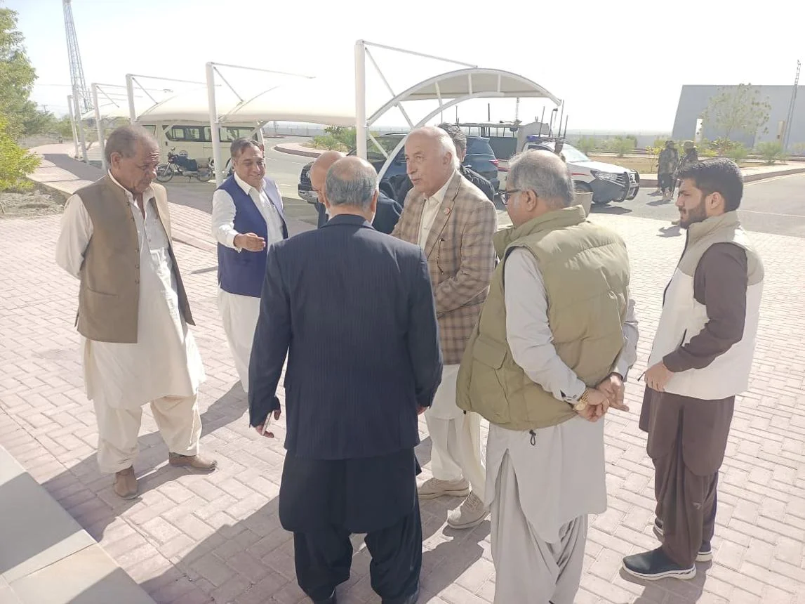 اعلیٰ سطحی مکران وفد کی تربت میں آئی جی ایف سی ساؤتھ سے ملاقات، سیکیورٹی اور سرحدی تجارت پر تبادلۂ خیال
