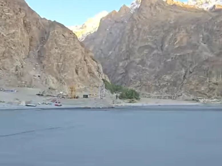 بلوچستان کی شاہراہوں پر خواتین کو سہولیات کی کمی کے باعث مشکلات کا سامنا، روڈ سائیڈ واش رومز نہ ہونے پر تشویش میں اضافہ