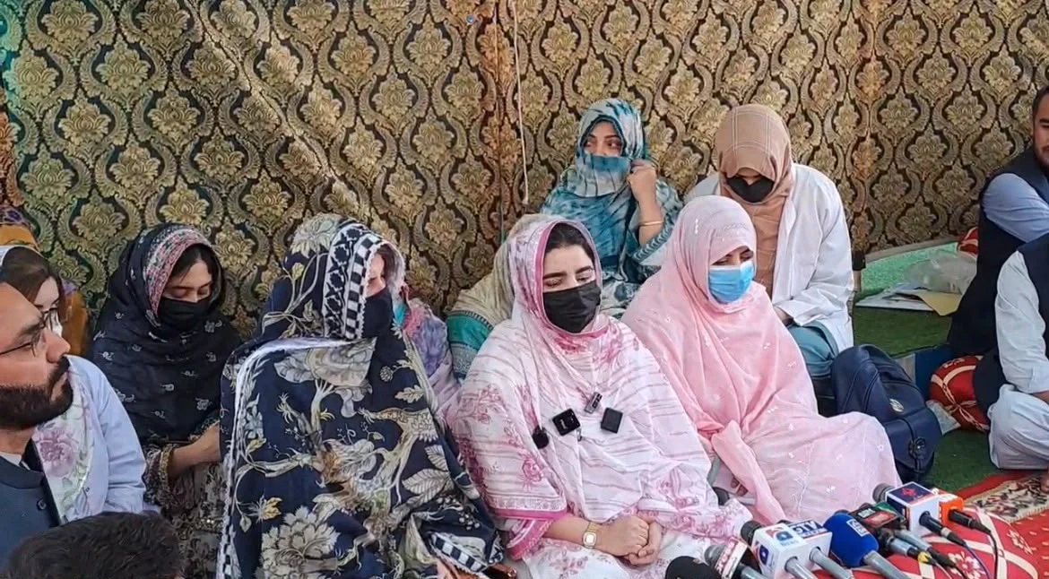 کوئٹہ: تیزاب گردی کے واقعے پر خواتین ڈاکٹرز کا ہنگامی احتجاج، سول ہسپتال کی سکیورٹی پر سنگین سوالات
