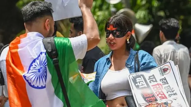 مودی سرکار کے لیے نیا سیاسی چیلنج: طنزیہ تحریک ’کاکروچ جنتا پارٹی‘ بھارتی نوجوانوں کی بڑی طاقت بن کر ابھرنے لگی