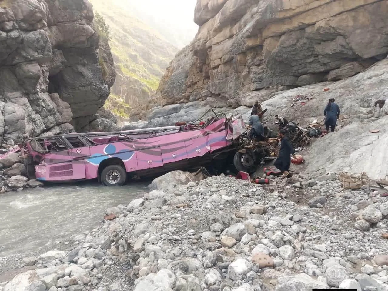 دانہ سر بس حادثہ: جاں بحق افراد کی تعداد 40 ہو گئی، تحقیقات کا آغاز