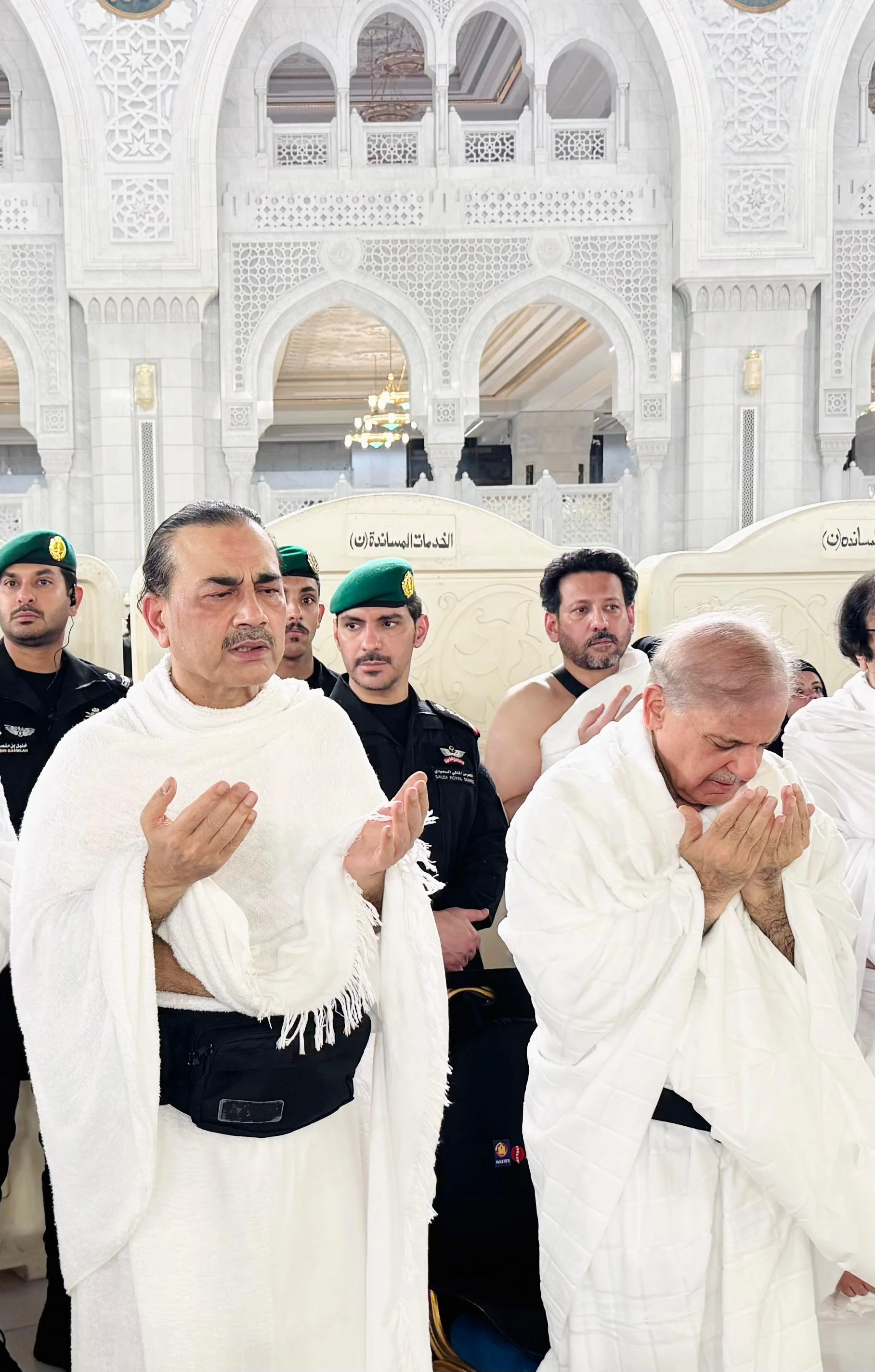 وزیر اعظم شہباز شریف کی آرمی چیف اور اعلیٰ وفد کے ہمراہ عمرہ کی ادائیگی