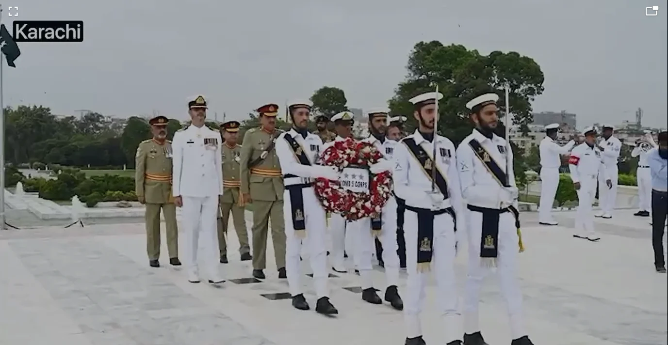 79واں یوم آزادی: کور کمانڈر کراچی کی مزار قائد پر حاضری، بابائے قوم کو خراج عقیدت
