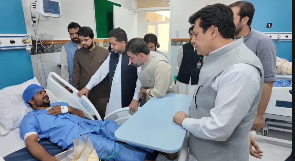 وزیر داخلہ ضیاء لانگو کی مستونگ مقابلے میں زخمی پولیس اہلکاروں کی عیادت