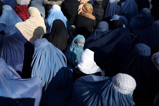 طالبان کی پابندیاں: افغان معیشت تباہ، لیبر فورس میں خواتین کی شرح گر کر 5 فیصد رہ گئی