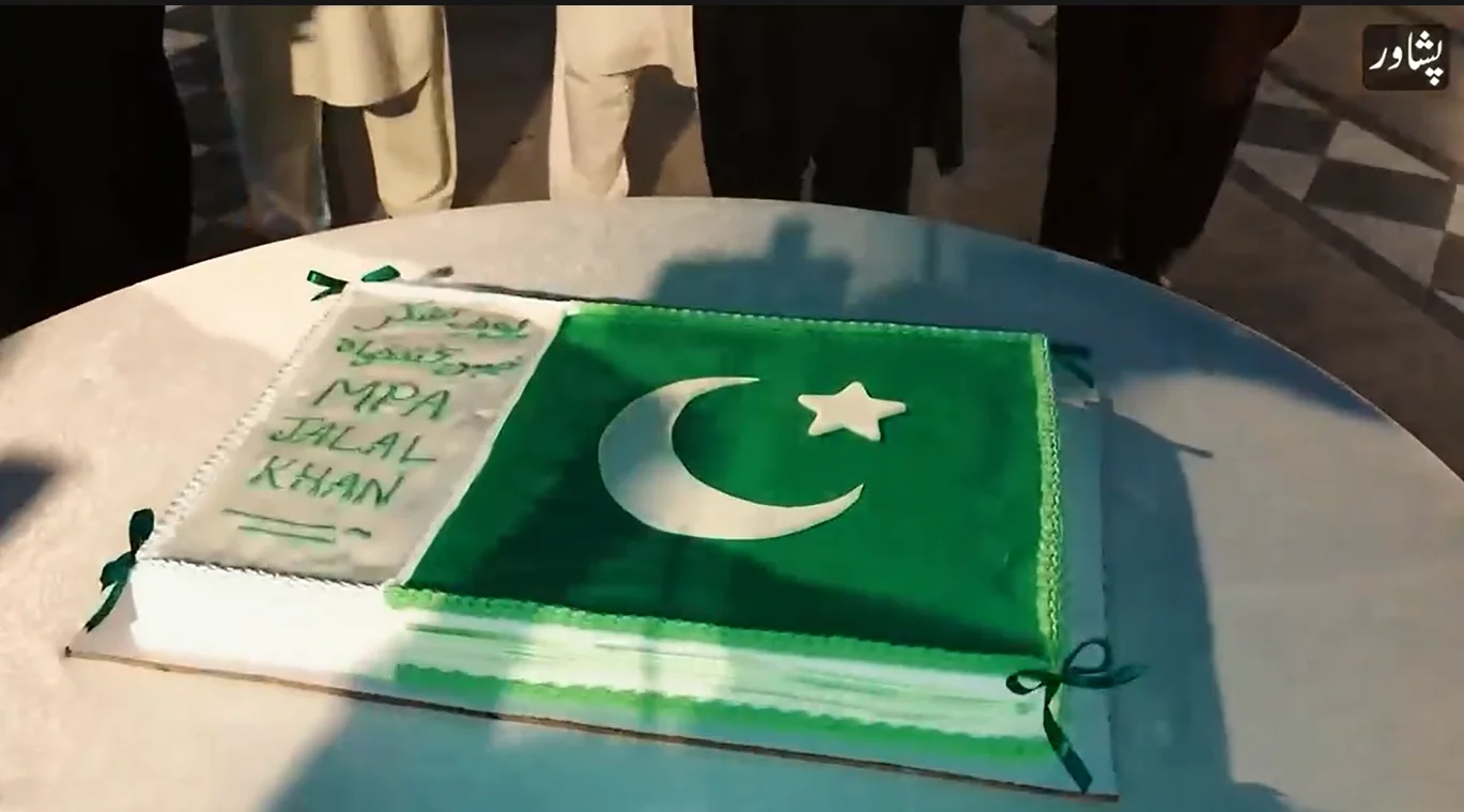 کے پی میں گورنر راج کا نفاذ، شہریوں کا خیرمقدم، جشن