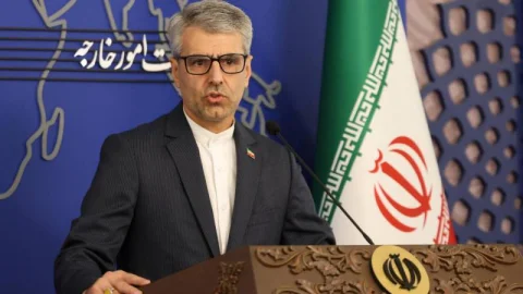 پاکستانی ثالثی کے ذریعے ایران امریکی تجاویز کا جائزہ لینے میں مصروف