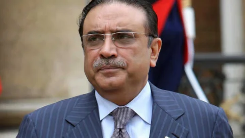 Bannu Operation: President Asif Zardari Lauds KP Police, CTD After 8 Terrorists Neutralized  President Asif Ali Zardari has highly commended the Khyber Pakhtunkhwa (KP) Police and the Counter-Terrorism Department (CTD) for executing a highly successful anti-terrorist operation in Bannu. The President praised the tactical capabilities and preparedness of the law enforcement agencies after eight terrorists were eliminated during the encounter.  Recognition of Security Forces' Professionalism  According to an official statement issued by the Presidency, President Zardari emphasized that the swift and coordinated action by the police and CTD averted a major threat. He added that the security forces continue to display unparalleled competence in uprooting terrorism from the region.  Tribute to the Martyred Officer  The Head of State paid rich tribute to the brave police officer who embraced martyrdom (Shahadat) while fighting the terrorists. He extended his condolences to the bereaved family and acknowledged the supreme sacrifice made in the line of duty.  "The sacrifices of our martyrs remain a source of immense pride for the entire nation. Pakistan will forever remember the invaluable services of its brave sons who layout their lives to protect the homeland." — President Asif Ali Zardari