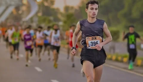 پاکستانی ایتھلیٹ مسعود خان کا عالمی ریکارڈ، پشاور سے اسکردو تک 800 کلومیٹر نان اسٹاپ دوڑ مکمل