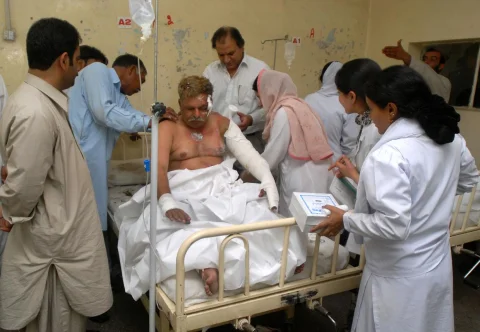 چمن پھاٹک دھماکہ: وزیراعلیٰ بلوچستان سرفراز بگٹی کا ٹراما سینٹر کا دورہ، زخمیوں کو بہترین علاج فراہم کرنے کی ہدایت