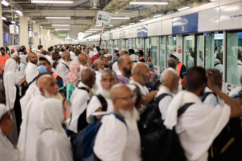 حج 2026 کا باقاعدہ آغاز، لاکھوں عازمین منیٰ پہنچنا شروع