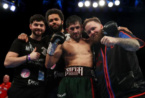 حمزہ شیرازی عالمی WBO سپر مڈل ویٹ چیمپئن بن گئے، دوسری راؤنڈ میں شاندار ناک آؤٹ