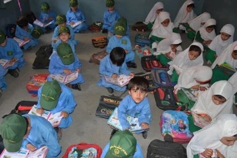 تعلیمی ایمرجنسی: بلوچستان میں پرائمری یونیفارم ختم، ’ٹاٹ کلچر‘ کے خاتمے سمیت بڑے اصلاحاتی اقدامات