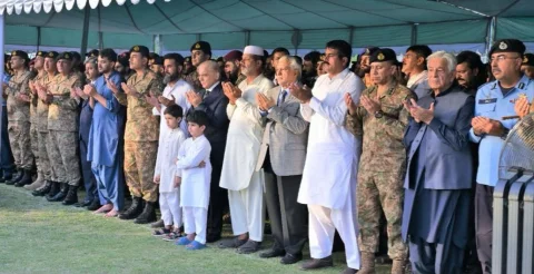 مظفرآباد ہیلی کاپٹر حادثہ: شہداء کی نمازِ جنازہ چکلالہ گیریژن میں ادا، وزیراعظم اور عسکری قیادت کی شرکت