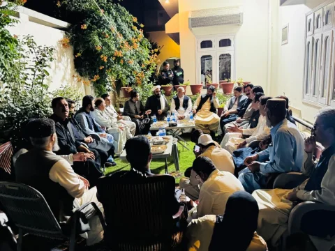 سانحہ زیارت: حکومتی وفد اور دھرنا کمیٹی کے درمیان مذاکرات