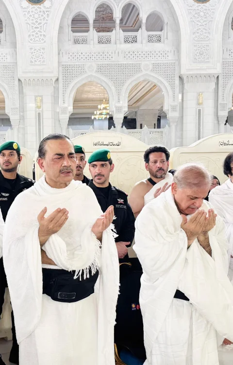 وزیر اعظم شہباز شریف کی آرمی چیف اور اعلیٰ وفد کے ہمراہ عمرہ کی ادائیگی