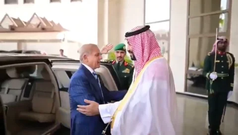 وزیراعظم محمد شہباز شریف کی مکہ مکرمہ میں سعودی ولی عہد محمد بن سلمان سے اعلیٰ سطح ملاقات